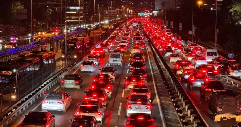 İstanbul da akşam saatlerinde trafik yoğunluğu yüzde 83 e çıktı