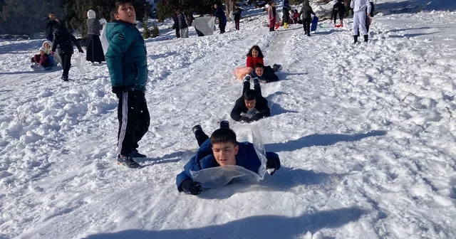 Karın tadını çocuklar çıkardı: Kimi leğenle kimi naylonla kaydı Mersin Haberleri