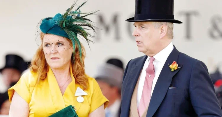 Eski karısı da sırtını döndü