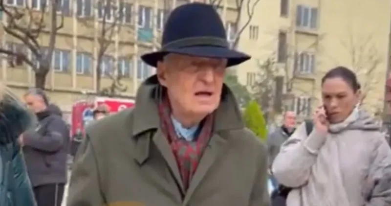 94 yaşındaki Rahmi Koç sıraya girdi