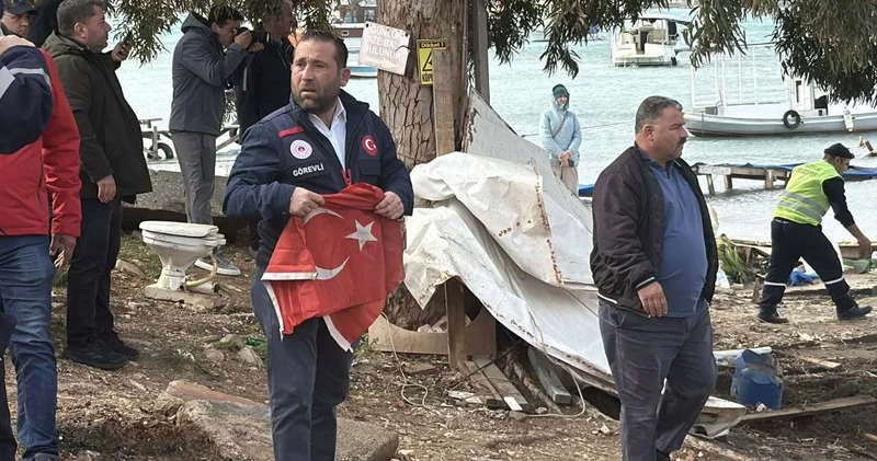 Türk bayrağını gören ekipler kontak kapattı