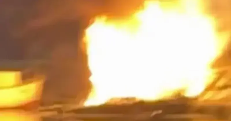 Küçükçekmece’de iskelede yangın: İki kayık kül oldu İstanbul Haberleri