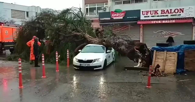 İzmir de sağanak ve fırtına hayatı felç etti İzmir Haberleri