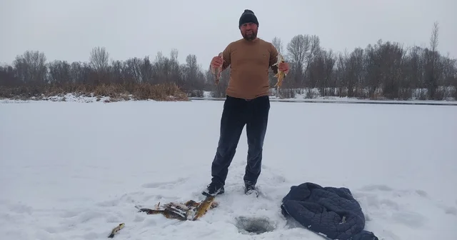 Türkiye nin en uzun nehri dondu, üzerinde eskimo usülü balık avladılar Sivas Haberleri