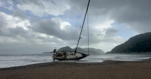 Marmaris te şiddetli fırtına ve sağanak yağış etkili oluyor Muğla Haberleri
