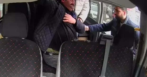 Sakarya haberleri Sakarya da dolmuş şoförü kalp hastası yolcuyu hastaneye yetiştirdi 26 Ocak 2026