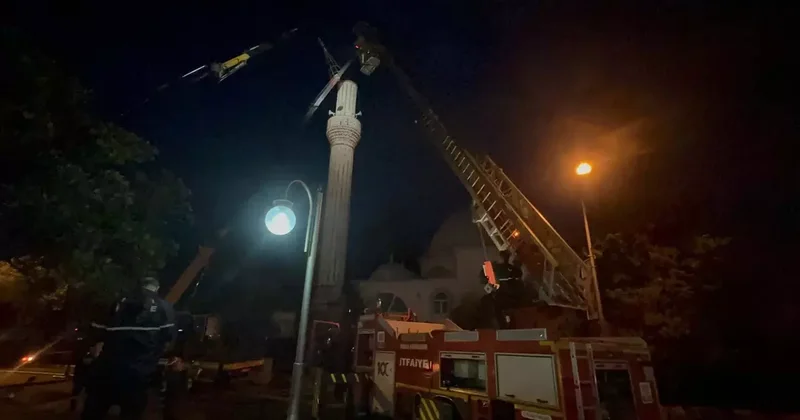 Şiddetli Fırtına Minareyi Alev Alev Sardı