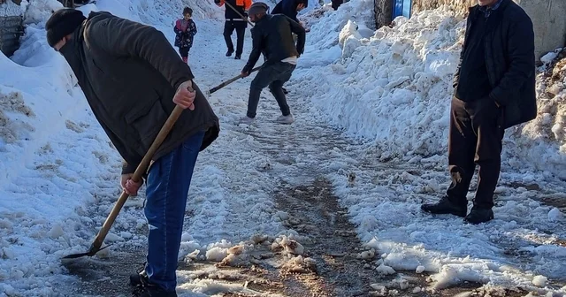 Diyarbakır da vatandaşlar karla kapanan yolları kendi imkanları ile açtı Diyarbakır Haberleri