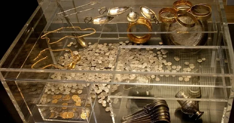 Kaybolan çekiç Roma nın en büyük hazinesini tesadüfen ortaya çıkardı Sözcü Gazetesi