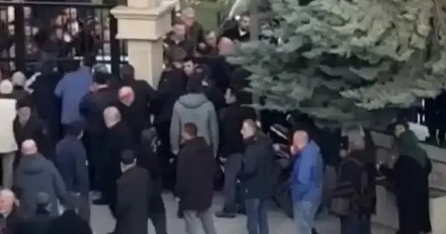 Miras için annesinin cenazesinde kardeşini öldürdü VİDEO İZLE