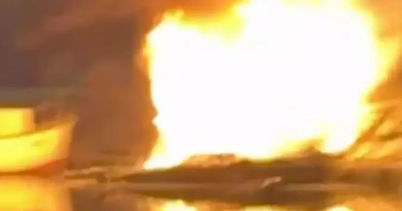 Küçükçekmece de göl ağzındaki iki kayık alev alev yandı