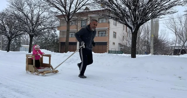 Torununu kızakla çekerek antrenman yapıyor Kahramanmaraş Haberleri