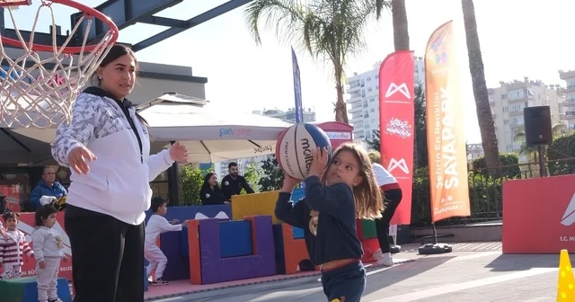 Mersin de çocuklar AVM de sporla buluştu Mersin Büyükşehir Belediyesinden Sayapark AVM de miniklere spor şöleni Mersin Haberleri