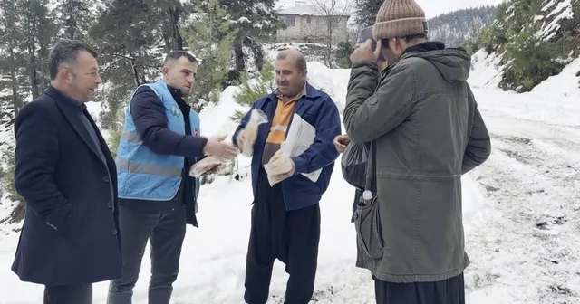 Kış günü belediye ekiplerinden ikram Adana Haberleri
