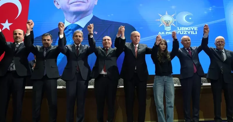 Cumhurbaşkanı Erdoğan, AK Parti ye katılan belediye başkanlarına rozetlerini taktı