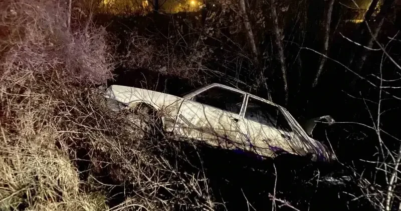 Kontrolden çıkan otomobil ağaca ok gibi saplandı: Bir yaralı Kastamonu Haberleri