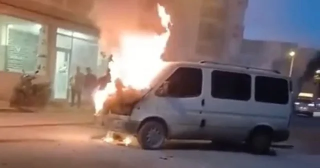 Park halindeyken motor kısmından alev alan minibüs yandı Ordu Haberleri