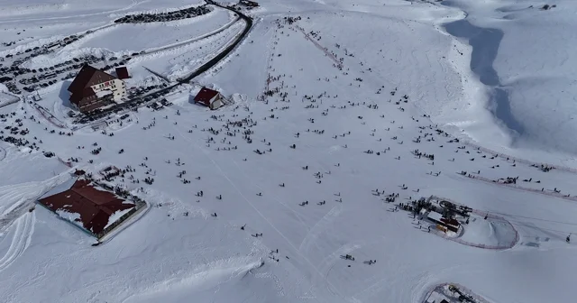 Hesarek Kayak Merkezi nde yoğunluk: Ziyaretçiler karın keyfini çıkardı Bingöl Haberleri