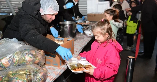 Osmangazi de gönülleri buluşturan iftar programı Başkan Aydın dan Çiftehavuzlar da anlamlı buluşma Başkan Erkan Aydın: Ramazan ın bereketini Osmangazi deki yurttaşlarımızla paylaşıyoruz Bursa Haberleri