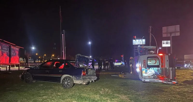 Manisa da otomobille çarpışan ambulans devrildi: 5 yaralı Son dakika haberleri