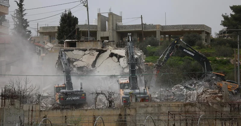 Soykırımcı İsrail, 2026 nın başından beri Batı Şeria da Filistinlilere ait 312 yapıyı yıktı