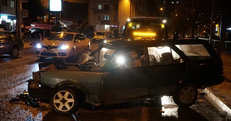 İki otomobilin kağıt gibi ezildiği ölümlü kaza kamerada