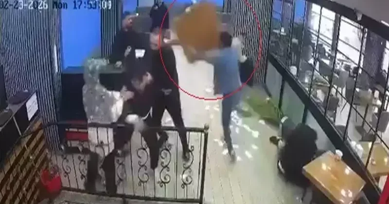 Masa ve sandalyelerle birbirlerine saldırdılar, aralarında para toplayıp masrafı ödeyince serbest kaldılar