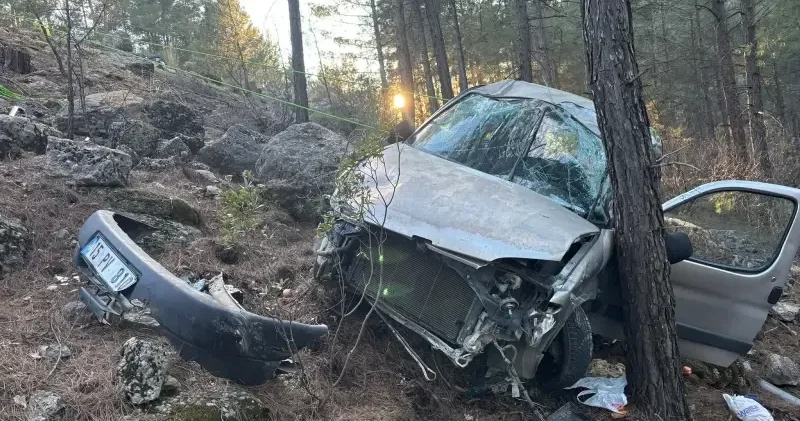 Burdur da bir araç ormanlık alana devrildi: Üç kişi yaralandı Gündem Haberleri