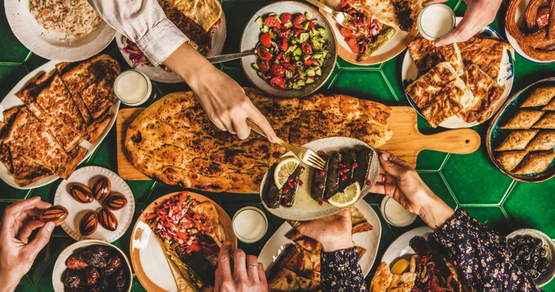 Bugün iftarda ne var? Ramazanın sekizinci gününe özel menü: Izgara köfte ve zeytinyağlı enginar ile sofrada dengeyi yakalayın!