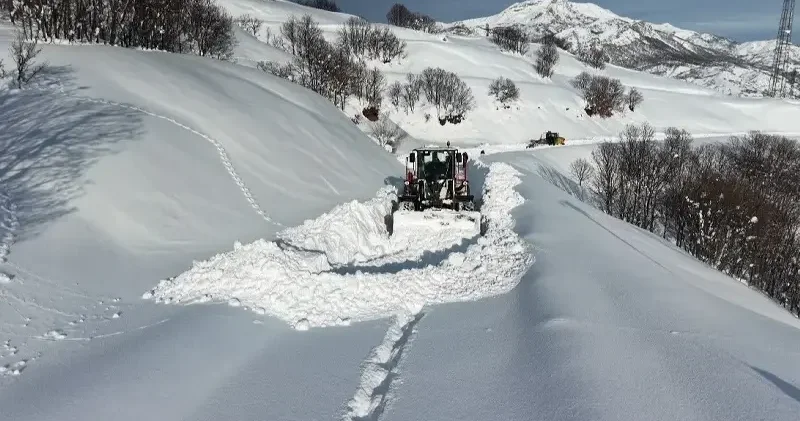 143 köy yolu ulaşıma kapandı: Ekipler yolları açmak için seferber oldu Gündem Haberleri