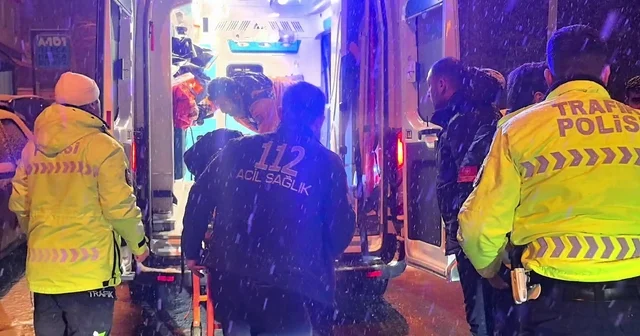 Kar yağışı kazayı beraberinde getirdi: Motokurye yaralandı Yaralı motokurye sedyeye alınırken polise: Bağlamayın abi olur mu bir köşede kalsın gelip alırlar Kar yağışı altındaki yaralının yüzünü eliyle kapatarak korumaya çalıştı Erzurum Haberleri