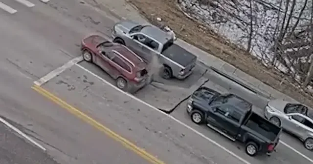 Sürücülerin kırmızı ışığı beklediği yol bir anda yarıldı araçları yuttu: O anlar kamerada VİDEO İZLE