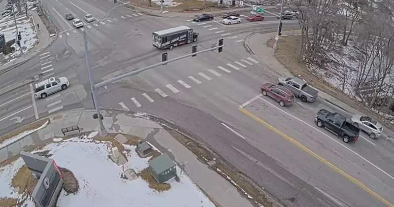 Yer yarıldı, iki araç içine düştü