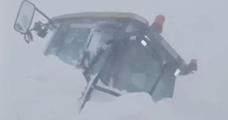 Son dakika: Ardahan da büyük panik! İş makinelerinin üzerine çığ düştü! Son dakika haberleri