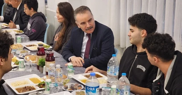 Edremit Kaymakamı Odabaş, iftar sofrasında Şehit Mustafa Serin Fen Lisesi öğrenci ve öğretmenleriyle buluştu Balıkesir Haberleri