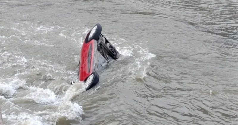 İçinde anne ve kızının bulunduğu araç nehre uçtu! Sözcü Gazetesi