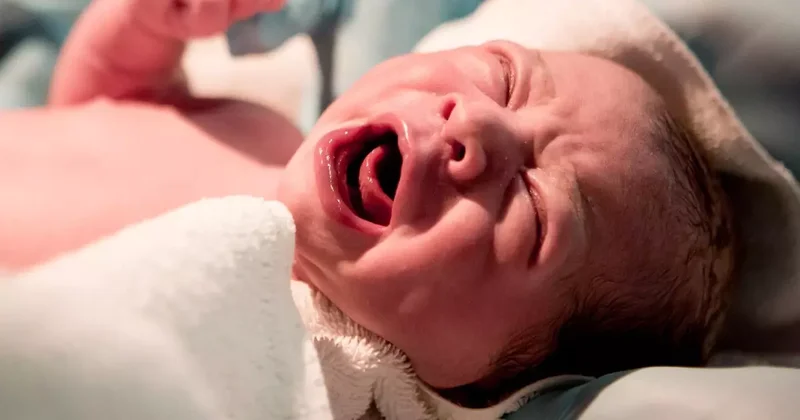 Çocuğunu hastanede çocuk özlemi çeken adama verdi
