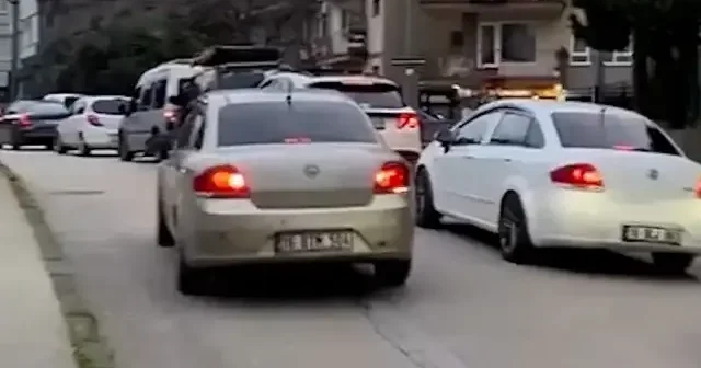 Bursa da kaynak yapmaya çalışan sürücüye kimse yol vermeyince ortada kaldı VİDEO İZLE