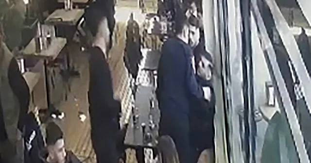 Lise öğrencisi kafedeki kavgada bıçaklandı, babası firari şüphelilerin yakalanmasını istedi Adana Haberleri