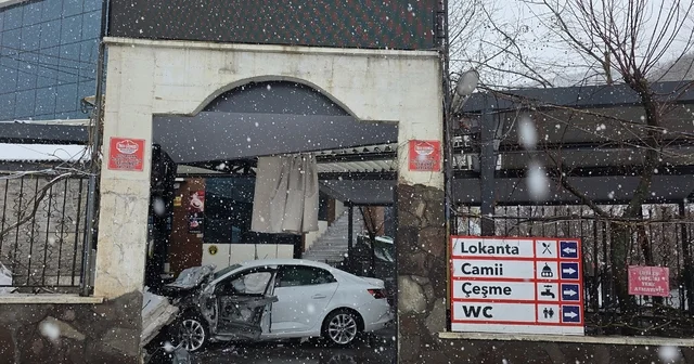 Bingöl de kontrolden çıkarak lokantaya giren otomobildeki 5 kişi yaralandı Bingöl Haberleri