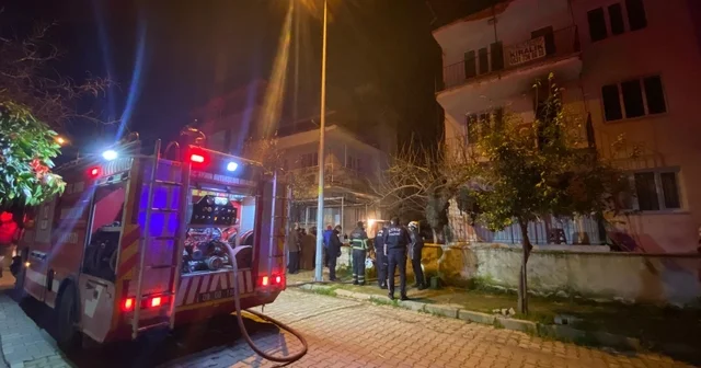 Gece yarısı evden alevler yükseldi, mahalleli sokağa döküldü Ekipler tarafından evden çıkartılan şahıs hastaneye kaldırıldı Aydın Haberleri