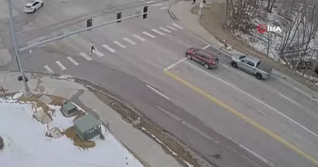 ABD de iki araç, yolun aniden çökmesiyle çukura düştü