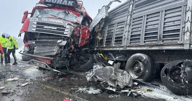 Sivas ta 2 TIR çarpıştı: 1 ölü, 2 yaralı Sivas Haberleri