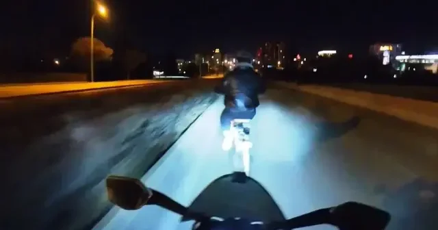 Çarpmaktan son anda kurtulduğu bisikletliye önce tokat attı sonra yerden kaldırdı VİDEO İZLE