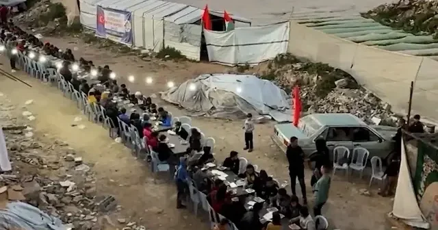 Filistinliler Türk bayrakları altında iftar yaptı VİDEO İZLE