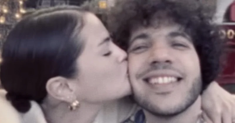 Selena Gomez, kirli ayaklarının görünümü ve gaz çıkarmasının ardından eşi Benny Blanco ya aşkını ilan etti