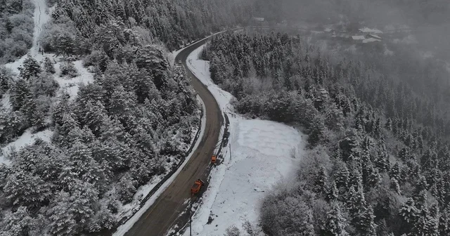 Karabük Bartın kara yolunda bulunan 1030 rakımlı Ahmet Usta geçidi yeniden beyaz örtüyle kaplandı Karabük Haberleri