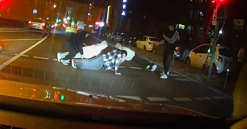 Kırmızı ışıkta yola atlayıp şınav çektiler