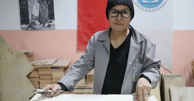 Hat sanatı hocası, tarihi Rum Yetimhanesi nin bahçesinde kurulan atölyede taşa şekil veriyor Kayseri Haberleri
