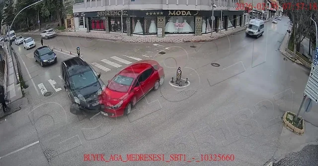 Amasya da otomobilin Yeşilırmak Nehri ne uçtuğu kaza kamerada Amasya Haberleri